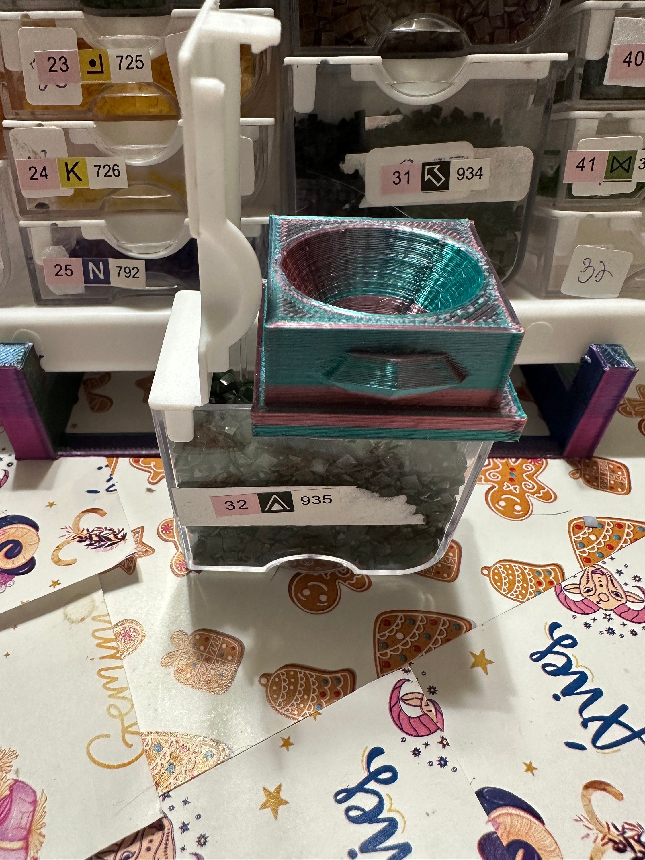 Diamond art EW set of an easel and a funnel hat created by apejay customs