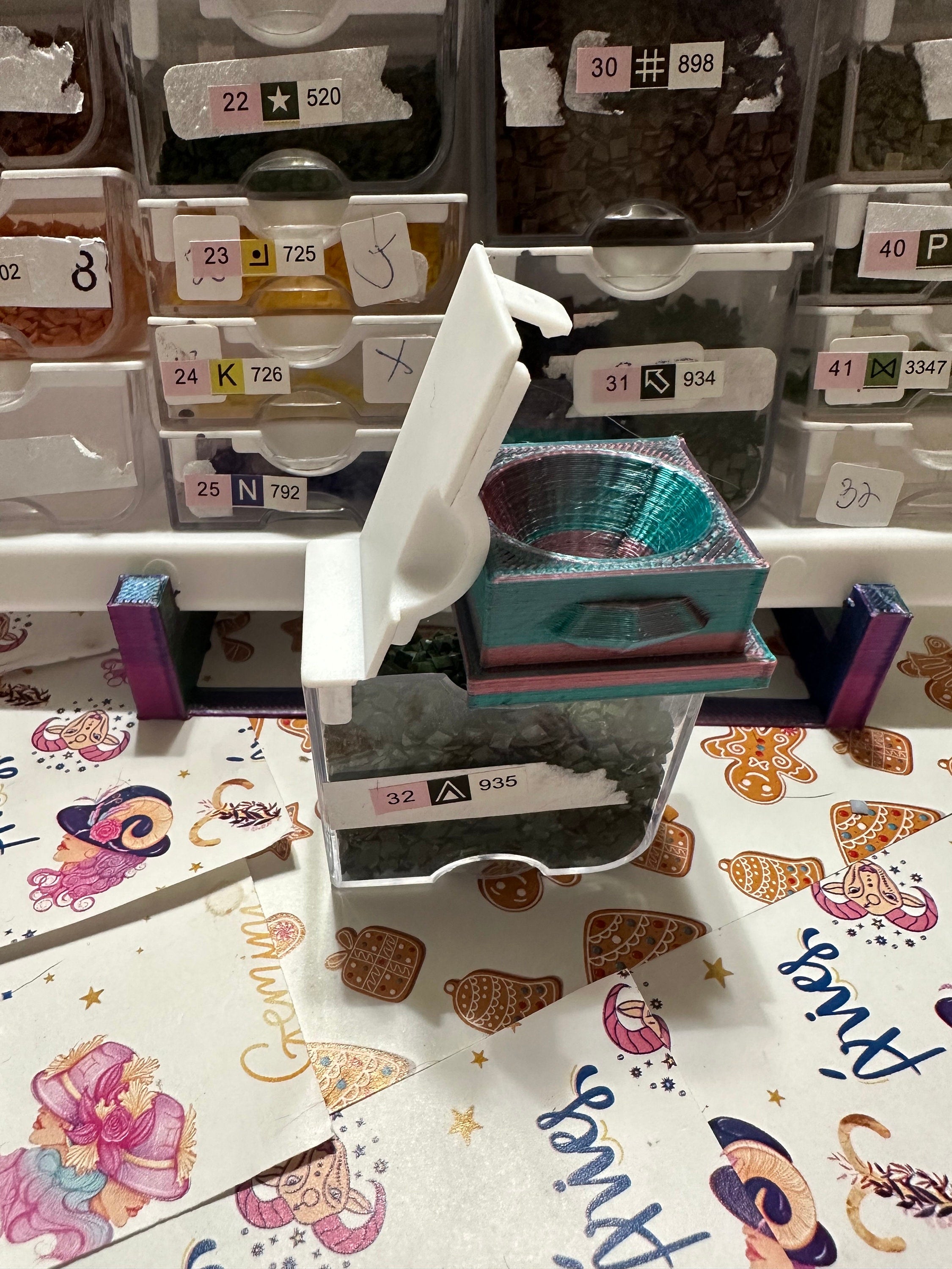 Diamond art EW set of an easel and a funnel hat created by apejay customs