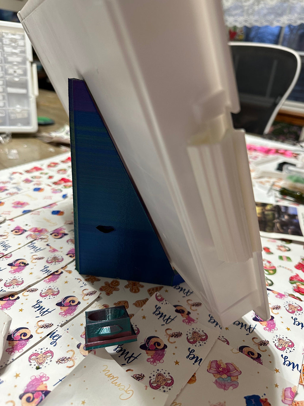 Diamond art EW set of an easel and a funnel hat created by apejay customs