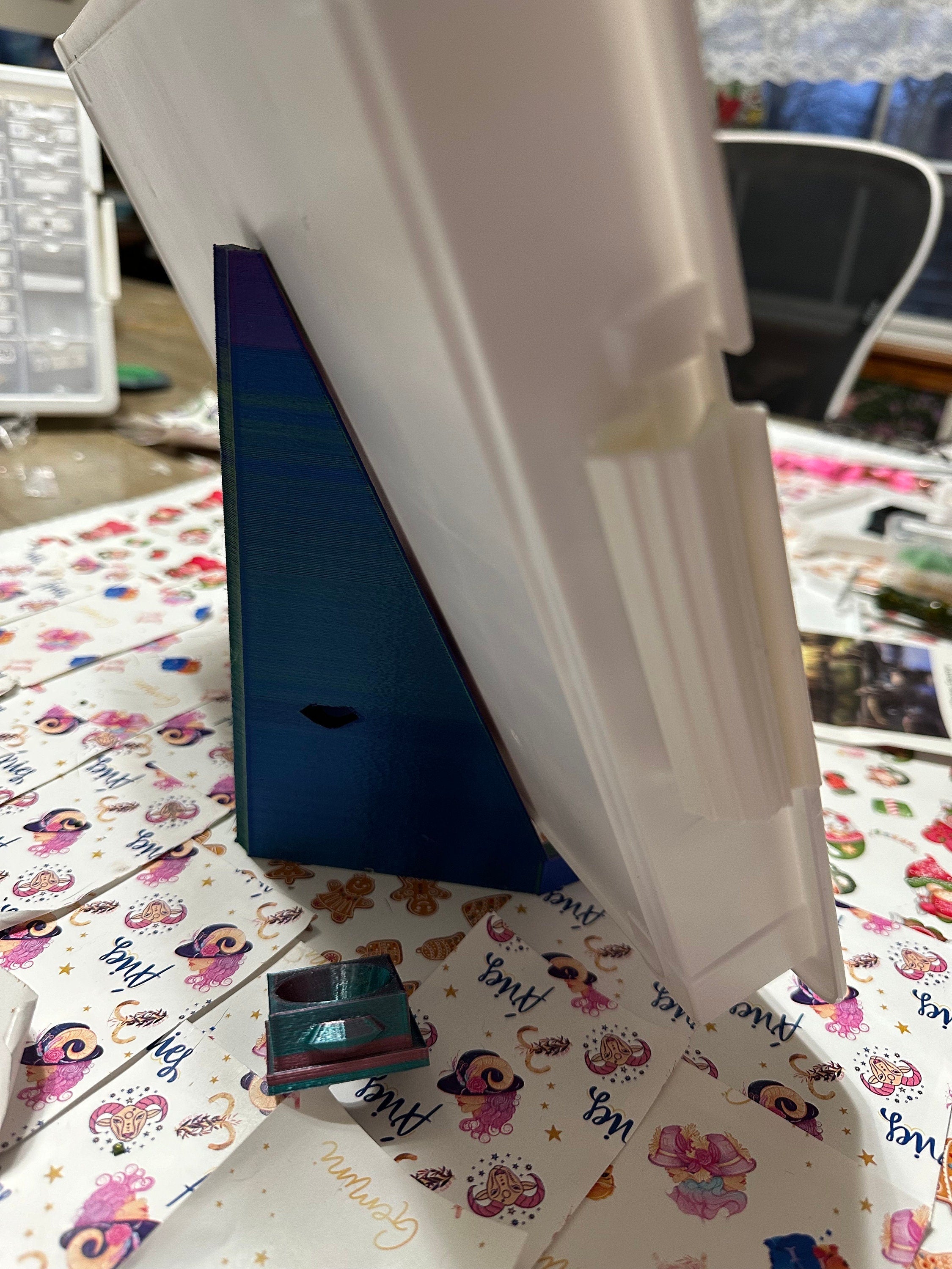 Diamond art EW set of an easel and a funnel hat created by apejay customs